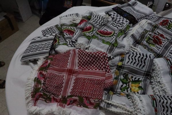 جلد طبيعي وتطريز يدوي