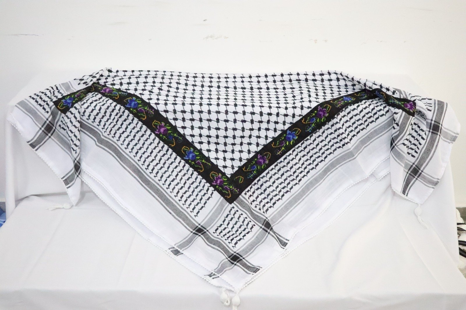 جلد شمواة وتطريز يدوي الصورة 2