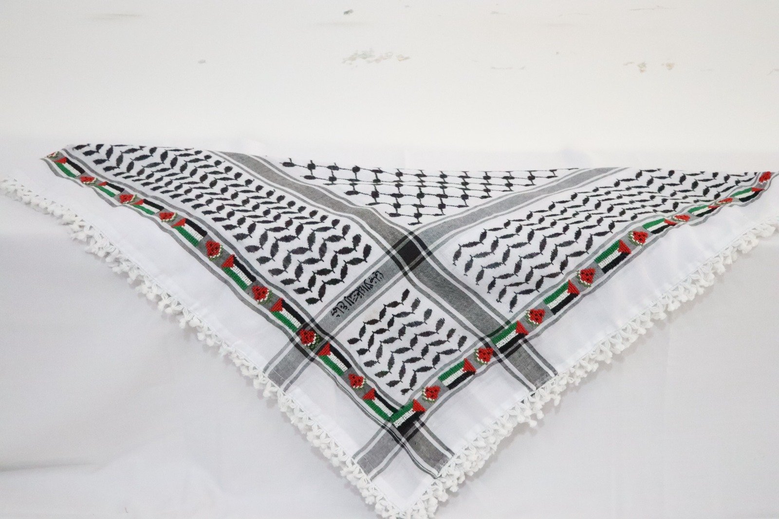 جلد شمواة وتطريز يدوي