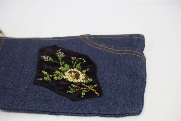 جلد طبيعي وتطريز يدوي